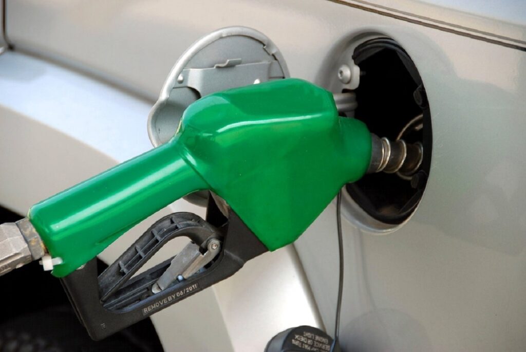 E-fuel: “Un pieno costa 200 euro e servono solo a chi guida una Porsche” avvisa T&E