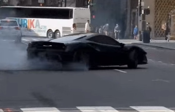 Follia in strada a New York: una Ferrari 488 Pista fa le derapate in centro in pieno giorno [VIDEO]