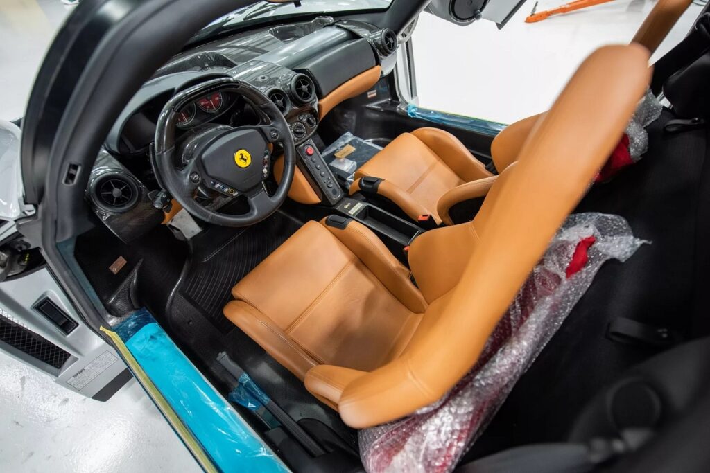 Ferrari Enzo: in vendita esemplare del 2003 avvolto ancora nella plastica protettiva