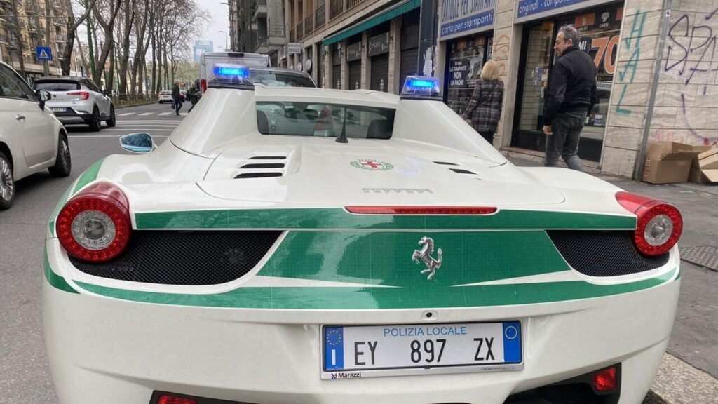 La polizia locale di Milano ha una Ferrari