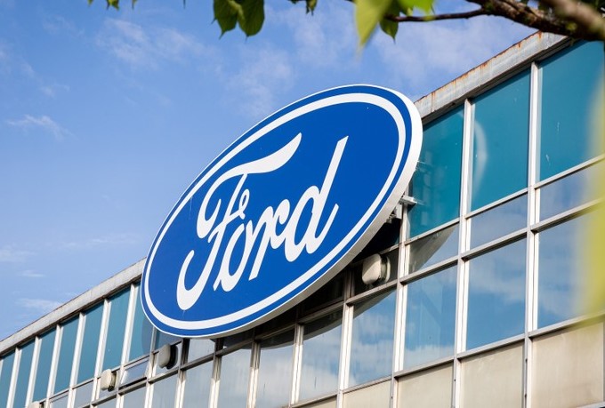 Ford presenta brevetto per l’auto che si pignora da sola: se non paghi le rate il motore si blocca