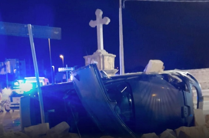 Mazara del Vallo, auto non si ferma all’alt della polizia e si schianta: morto un 20enne
