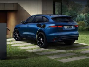 Jaguar Land Rover in prima linea per combattere le fake news sulla mobilità elettrica
