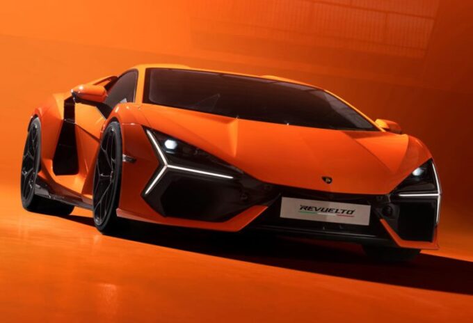 Lamborghini Revuelto: tutte le caratteristiche dell’erede ibrida dell’Aventador [FOTO]