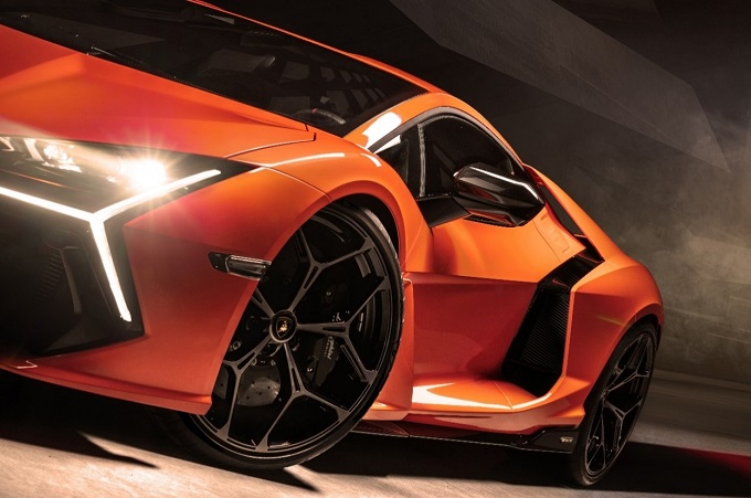 La Lamborghini Revuelto ha scelto pneumatici Bridgestone per sprigionare tutta la sua potenza