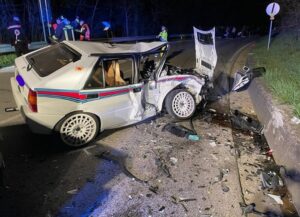 Lancia Delta Integrale Martini distrutta in un violento scontro frontale: cinque feriti nell’incidente