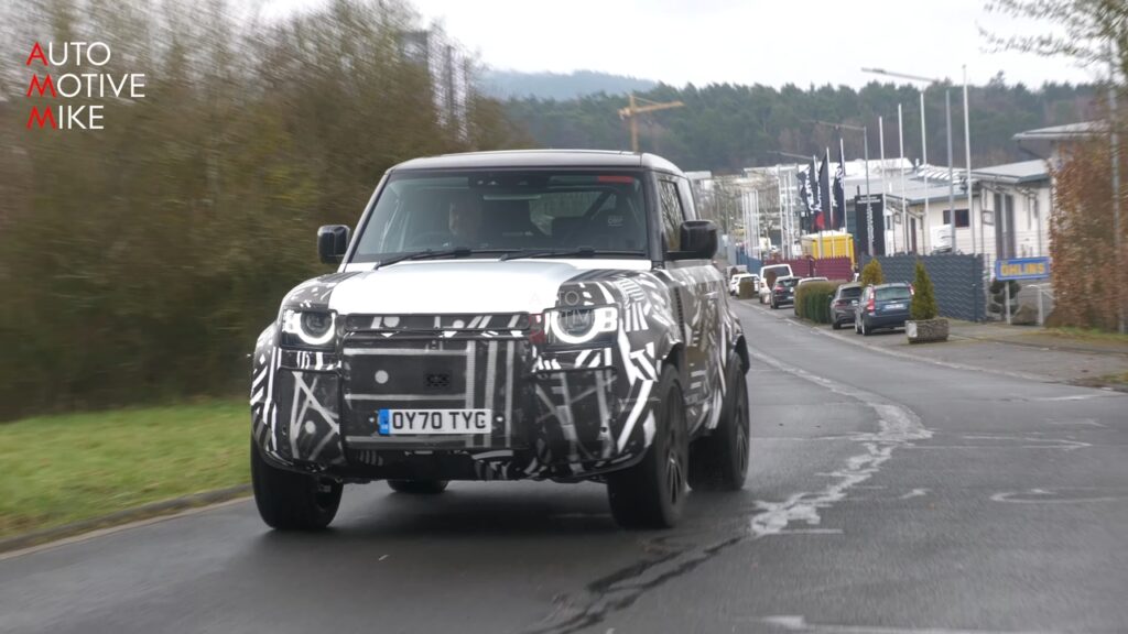 Land Rover Defender SVX 2024: il performante SUV si mostra in azione sul Nurburgring [VIDEO SPIA]