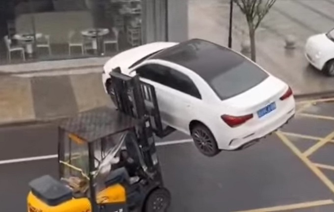 Mercedes parcheggiata in zona rimozione: a portarla via ci pensa un muletto [VIDEO]
