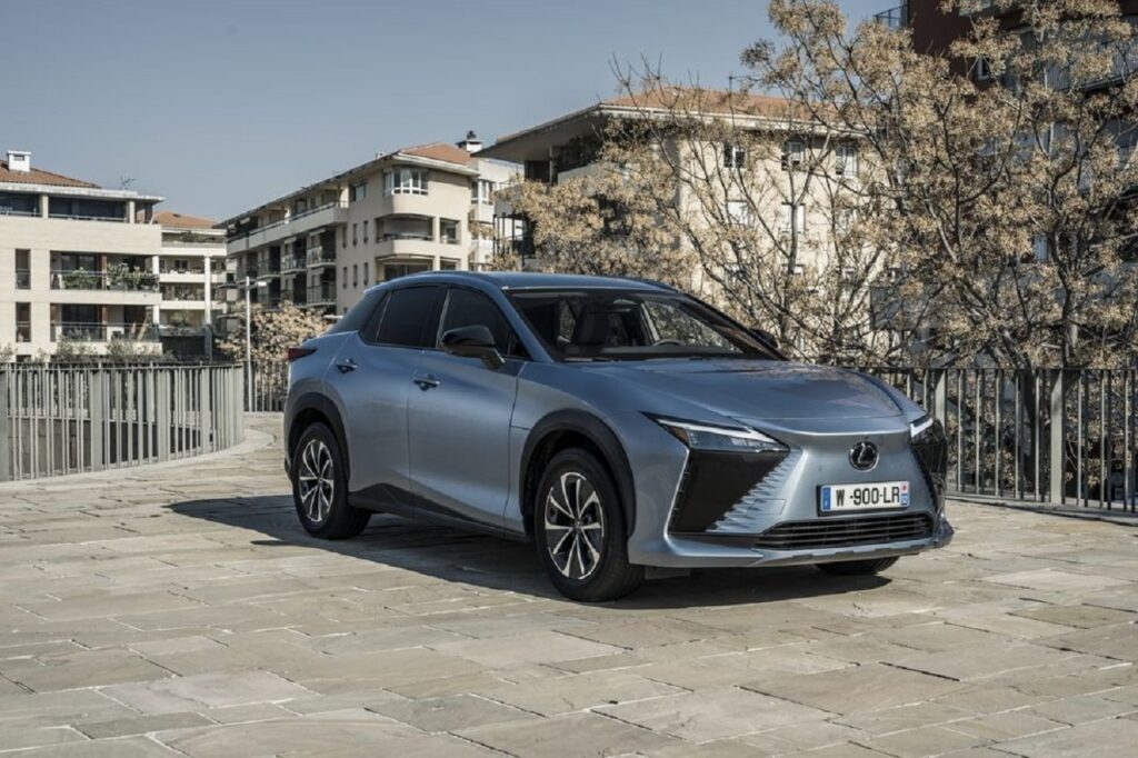 Lexus RZ 450e: ecco il nuovo crossover elettrico costruito su una piattaforma BEV dedicata