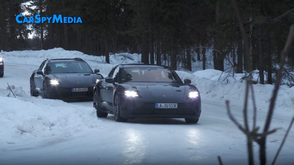 Porsche Taycan 2024: un paio di prototipi avvistati su strade innevate [VIDEO SPIA]