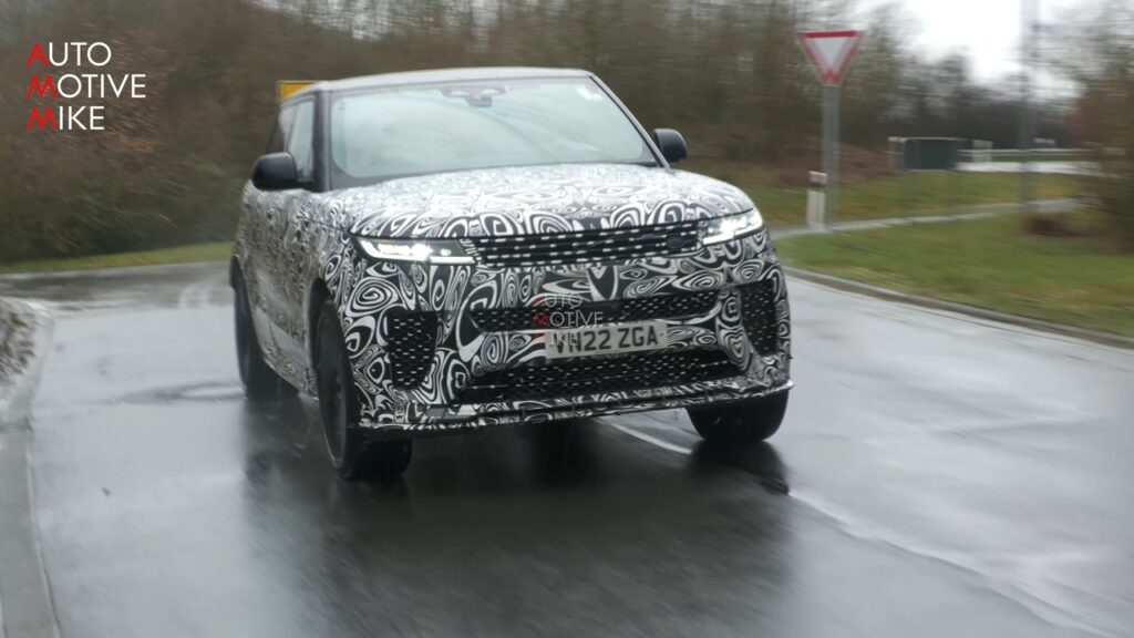 Range Rover Sport SVR 2024: avvistato su strada con meno camuffamento [VIDEO SPIA]