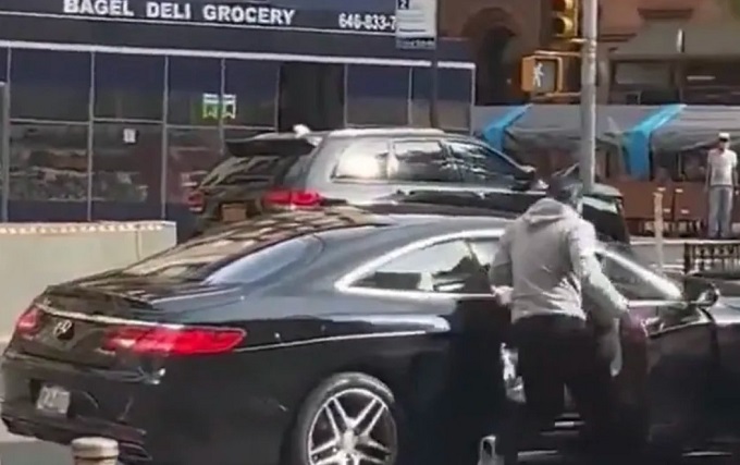 Sembra GTA ma è la realtà: speronano un’automobilista e lo rapinano in pieno giorno a New York [VIDEO]