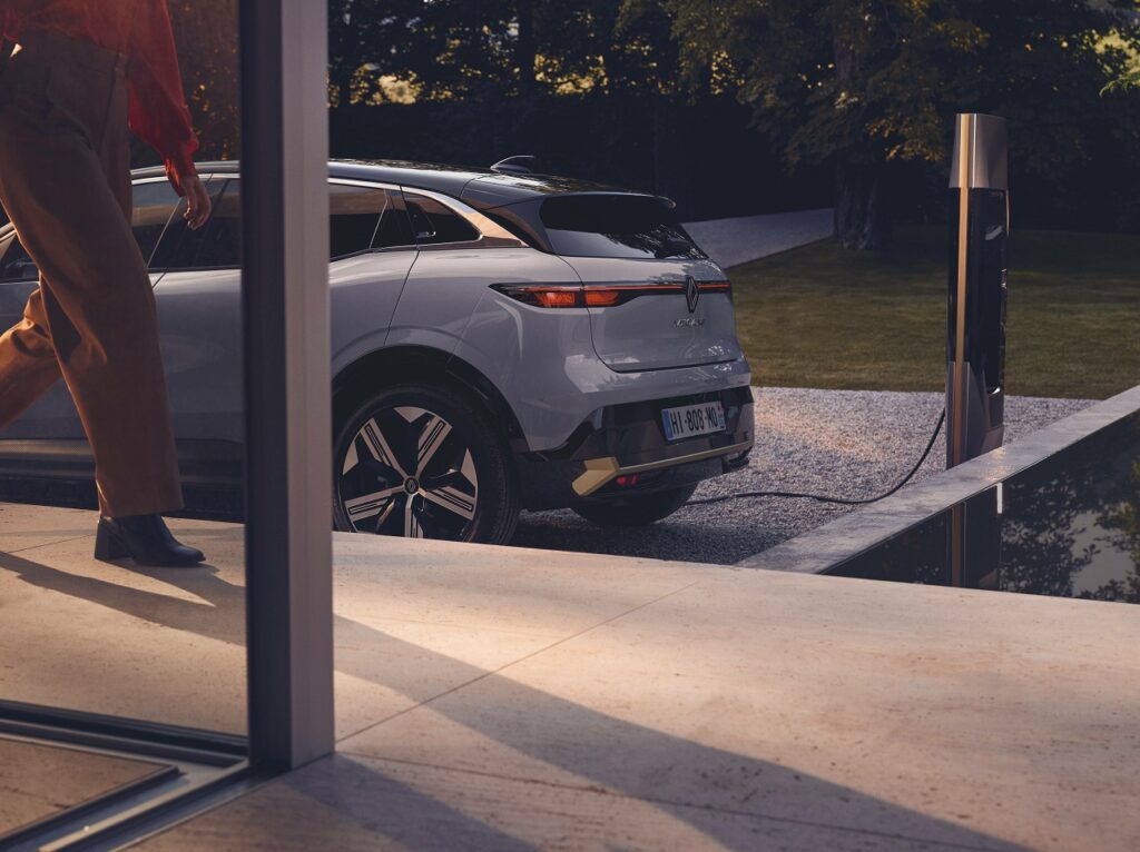 Renault: con l’App Plug Inn mette in contatto i conducenti di auto elettriche e proprietari di colonnine di ricarica