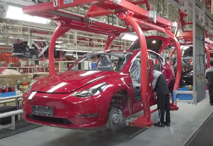 Tesla Model Y: per costruirla nella Gigafactory di Shanghai bastano 150 minuti [VIDEO]