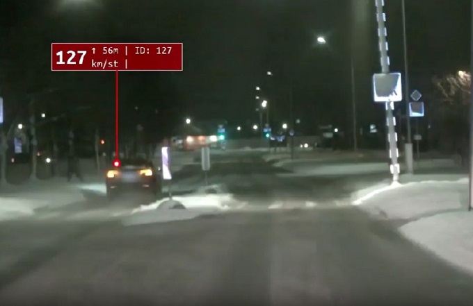Prova a fuggire dalla polizia a 130 km/h con la Tesla sulla neve ma sbanda e si schianta [VIDEO]