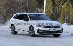 Volkswagen Passat Variant 2024: collaudi in corso per la wagon tedesca [FOTO SPIA]