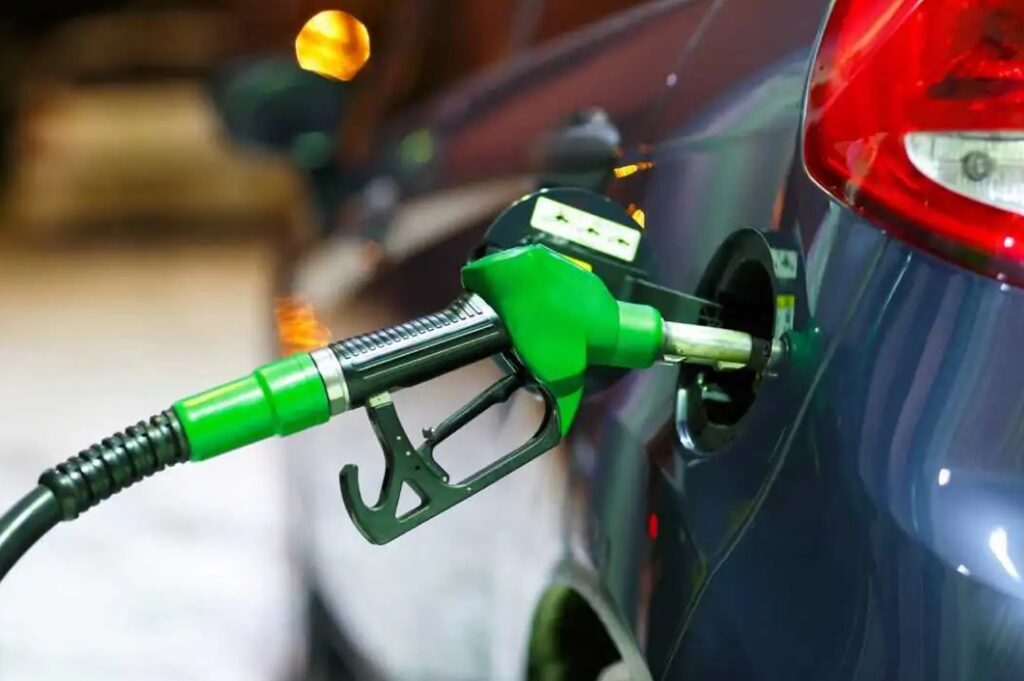 Stop auto benzina e diesel dal 2035, c’è il via libera del Consiglio Ue: approvato il regolamento