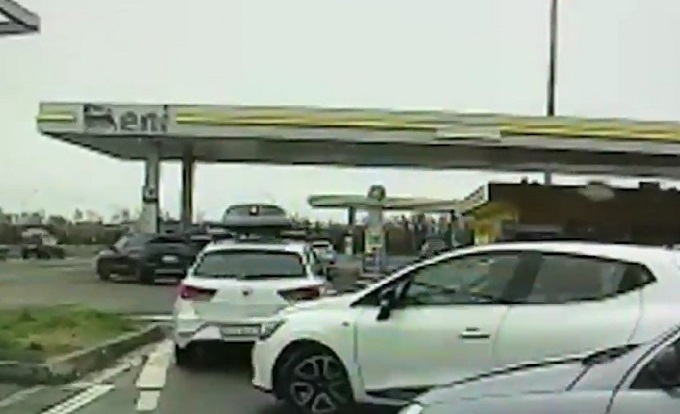 Modena, due ragazze investite da auto pirata nell’autogrill sull’A22 [VIDEO]