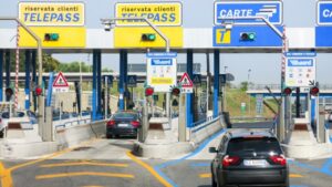 Viaggiava “a scrocco” in autostrada accodandosi alle auto per non pagare il Telepass: 80enne indagato per 4.000 euro di pedaggi