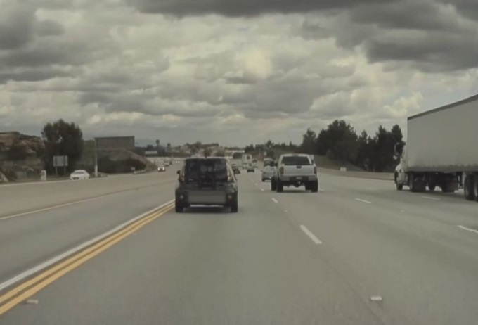 La gomma si stacca dal pick-up in autostrada e fa volare in aria l’auto che viaggiava nella corsia accanto [VIDEO]