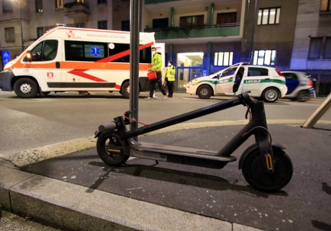 Milano, travolto e ucciso un 33enne in monopattino: alla guida dell’auto pirata un giovane al quale era stata revocata la patente