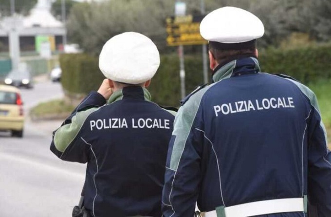 Vigile ferma e arresta un 16enne dopo averlo inseguito col monopattino abbandonato dal giovane nella fuga