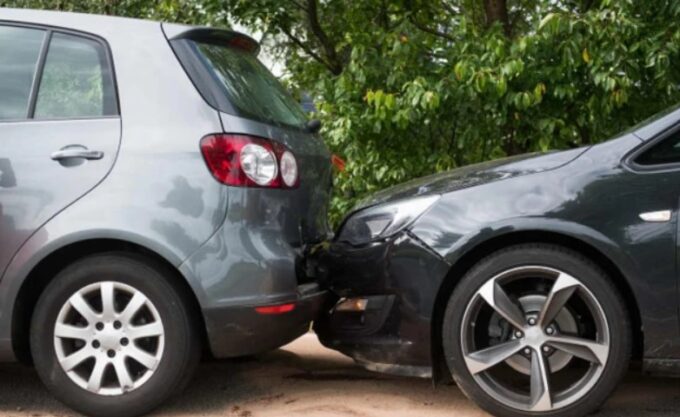 Tampona un’auto, finge di accostare, poi fa ciao con la mano e scappa