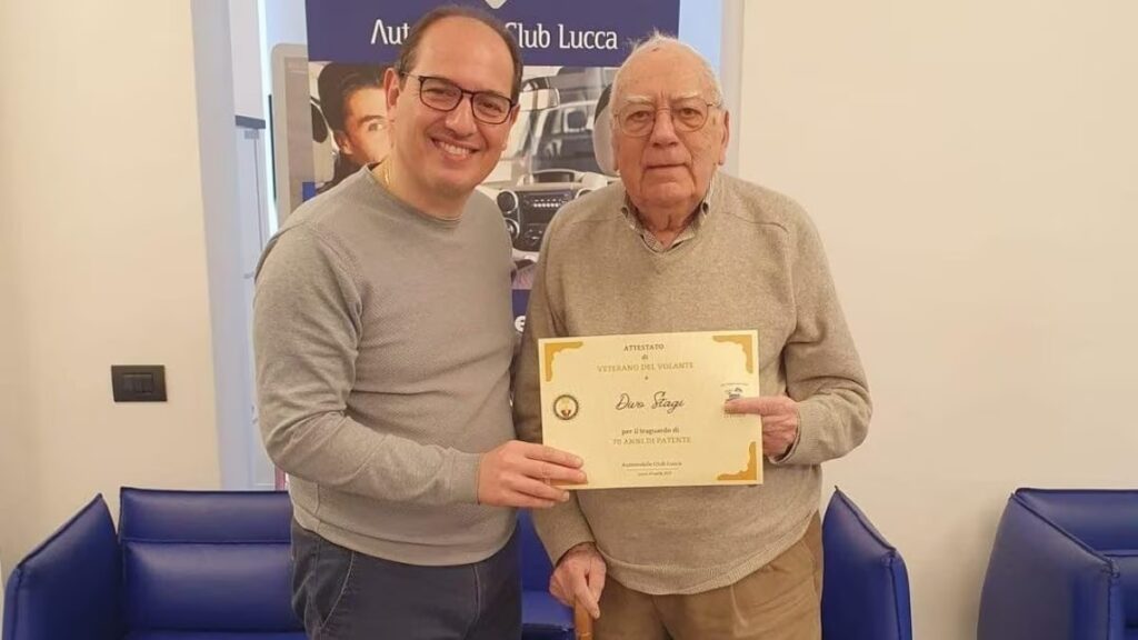 A 99 anni rinnova la patente senza aver mai fatto un incidente e viene premiato