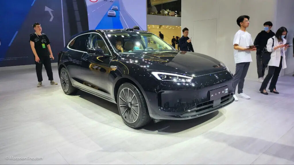 Aito M5: il SUV ibrido plug-in dal vivo al Salone di Shanghai 2023 [FOTO LIVE e VIDEO]