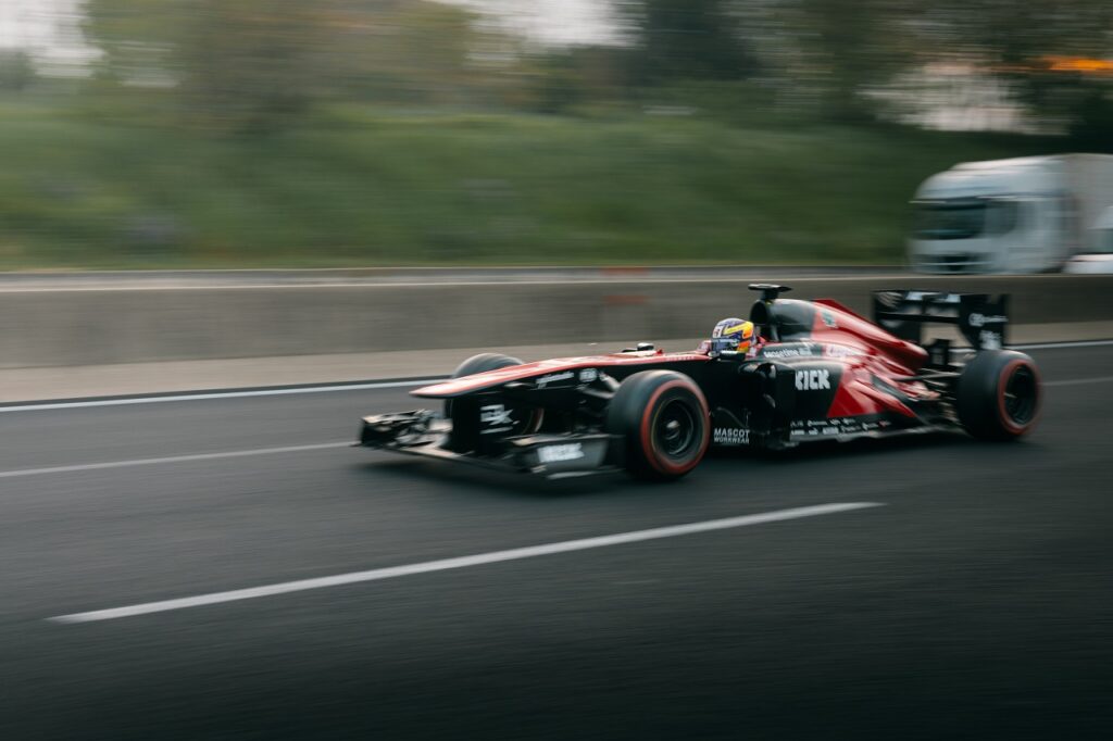 Alfa Romeo: Zhou Guanyu su una monoposto corre tra Cassino e Pomigliano