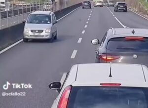 Bergamo, auto in contromano sulla superstrada [VIDEO]