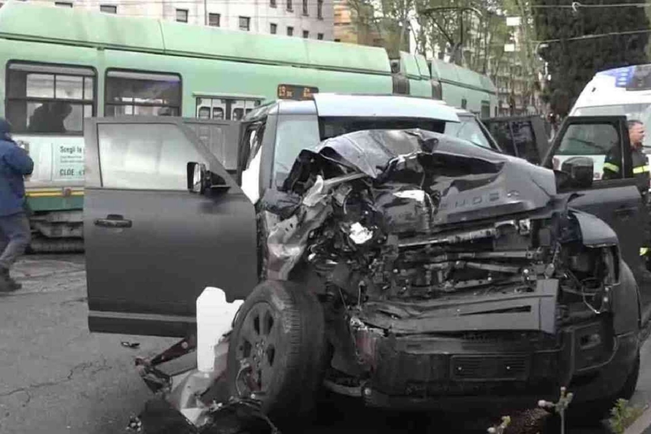 Incidente stradale per Ciro Immobile: macchina distrutta da un tram