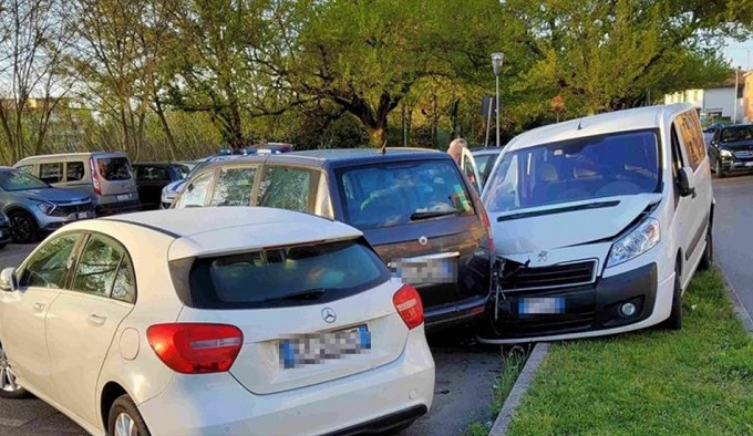 Faenza, 33enne completamente ubriaco sbanda col furgoncino e distrugge sei auto in sosta