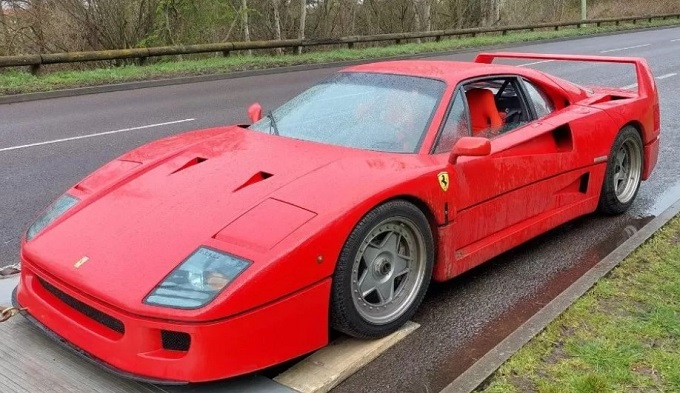 Ferrari F40 dal valore di oltre un milione di euro sequestrata perché senza assicurazione