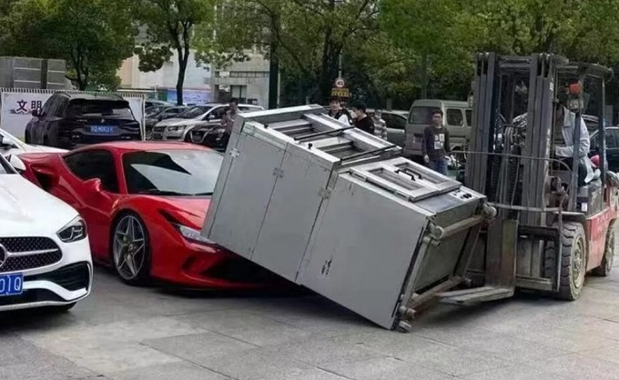 Il carrellista fa cadere un pesante forno professionale sul cofano di una Ferrari F8 Tributo [VIDEO]