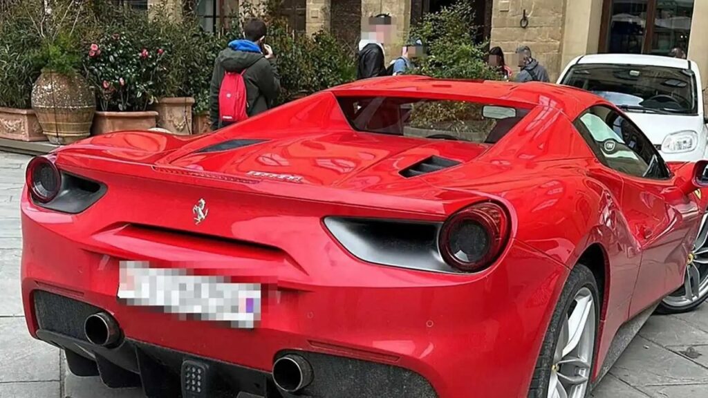 Turista americano in Ferrari multato di $ 500 per aver guidato in Piazza della Signoria a Firenze