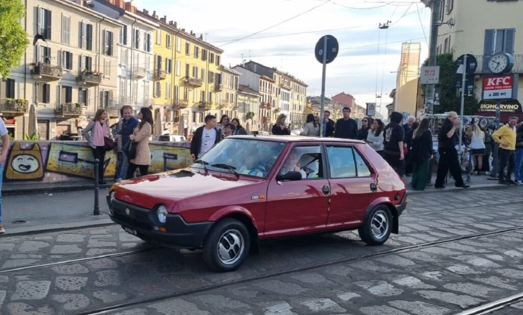 Fiat Ritmo: 45 unità sfilano in Duomo a Milano per i suoi 45 anni