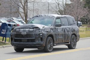 Infiniti QX80 2024: primo avvistamento della nuova generazione [FOTO SPIA]