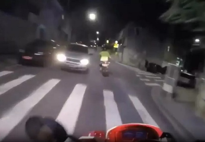 Spettacolare inseguimento in moto della polizia in Brasile: l’agente non molla lo spericolato fuggitivo [VIDEO]