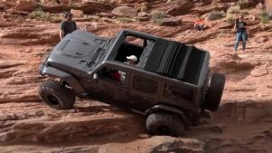 Una Jeep Wrangler 392 alle prese con una salita al limite [VIDEO]