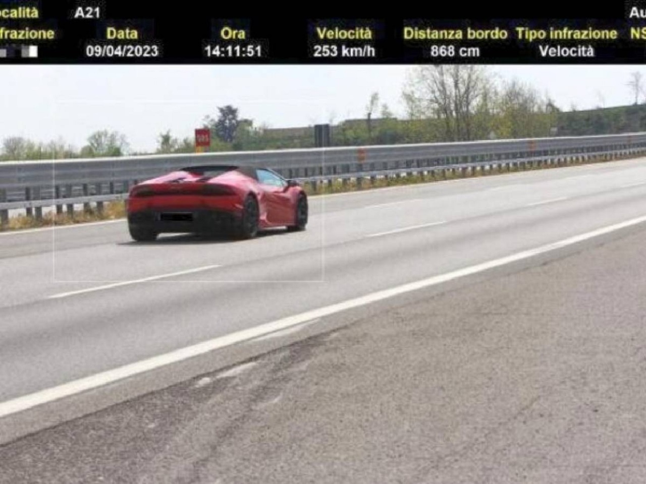 Sfreccia con la sua Lamborghini a 253 km/h in autostrada: patente sospesa