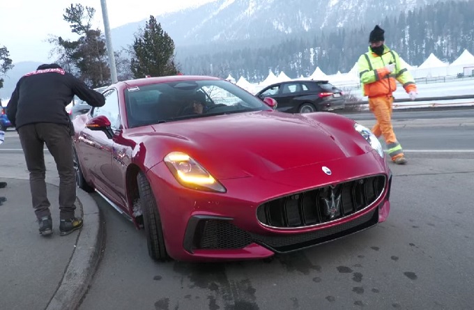 Maserati GranTurismo 2023: piccolo incidente di percorso all’I.C.E. di St. Moritz [VIDEO]