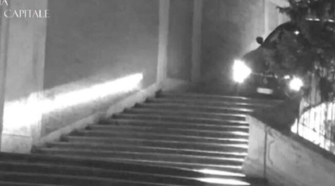 Con la Maserati giù dalla scalinata di Trinità dei Monti, rinviato a giudizio ingegnere saudita 37enne