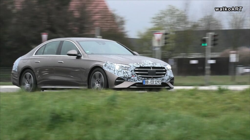 Mercedes Classe E 2024 inizia a perdere camuffamento [VIDEO SPIA]