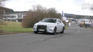 Mercedes Classe E 2024: proseguono i collaudi sul Nurburgring [VIDEO SPIA]