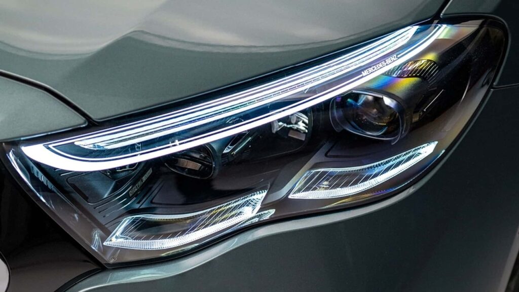 Mercedes Classe E 2024: svelati nuovi dettagli del design esterno [TEASER e VIDEO SPIA]