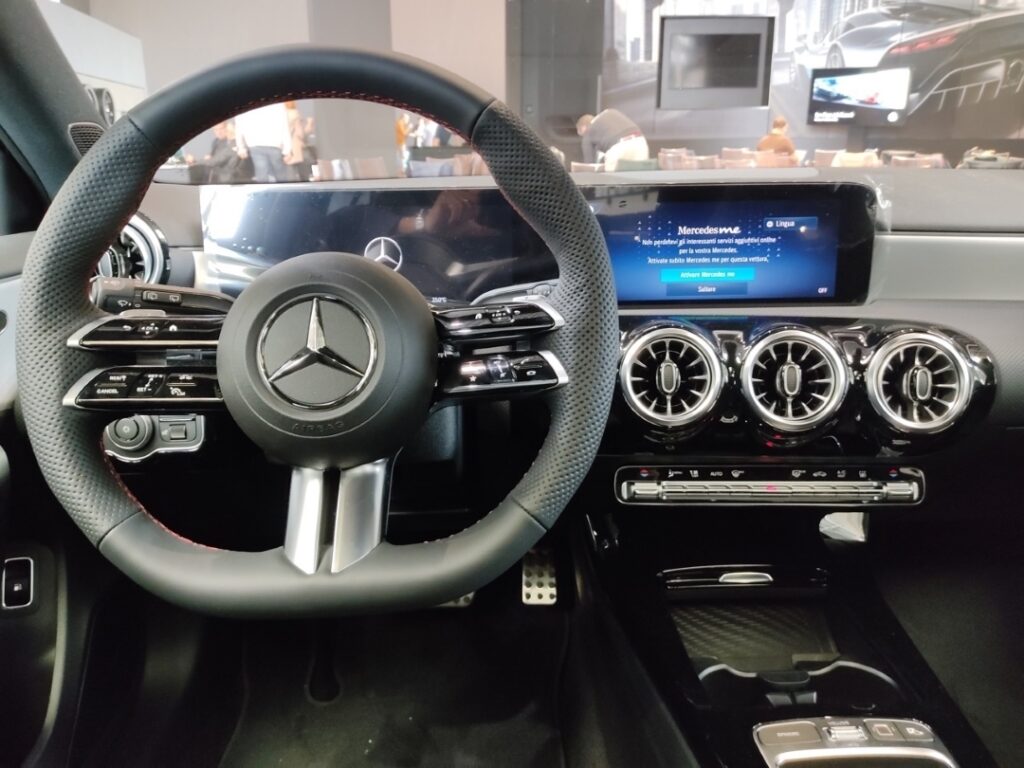 Mercedes Classe A 2023: come cambia col restyling e la PROVA della Classe A 35 AMG