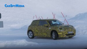 Mini Cooper EV 2024: ultimi test invernali prima della presentazione [VIDEO SPIA]