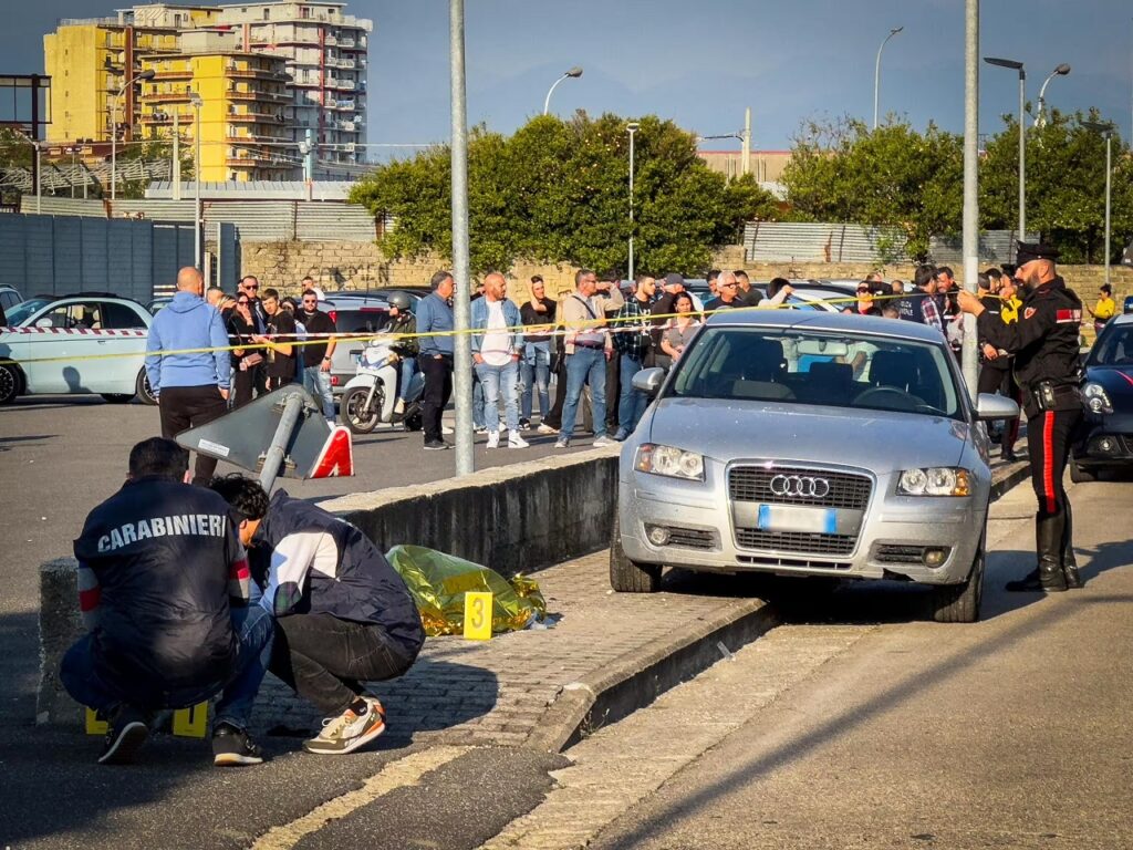 Fa retromarcia con l’auto e travolge la figlia di 7 anni: dramma a Casalnuovo di Napoli