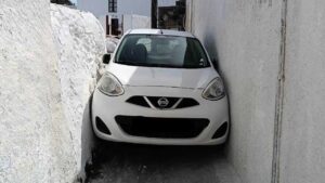 Nissan Micra rimane bloccata in uno stretto vicolo su un’isola greca